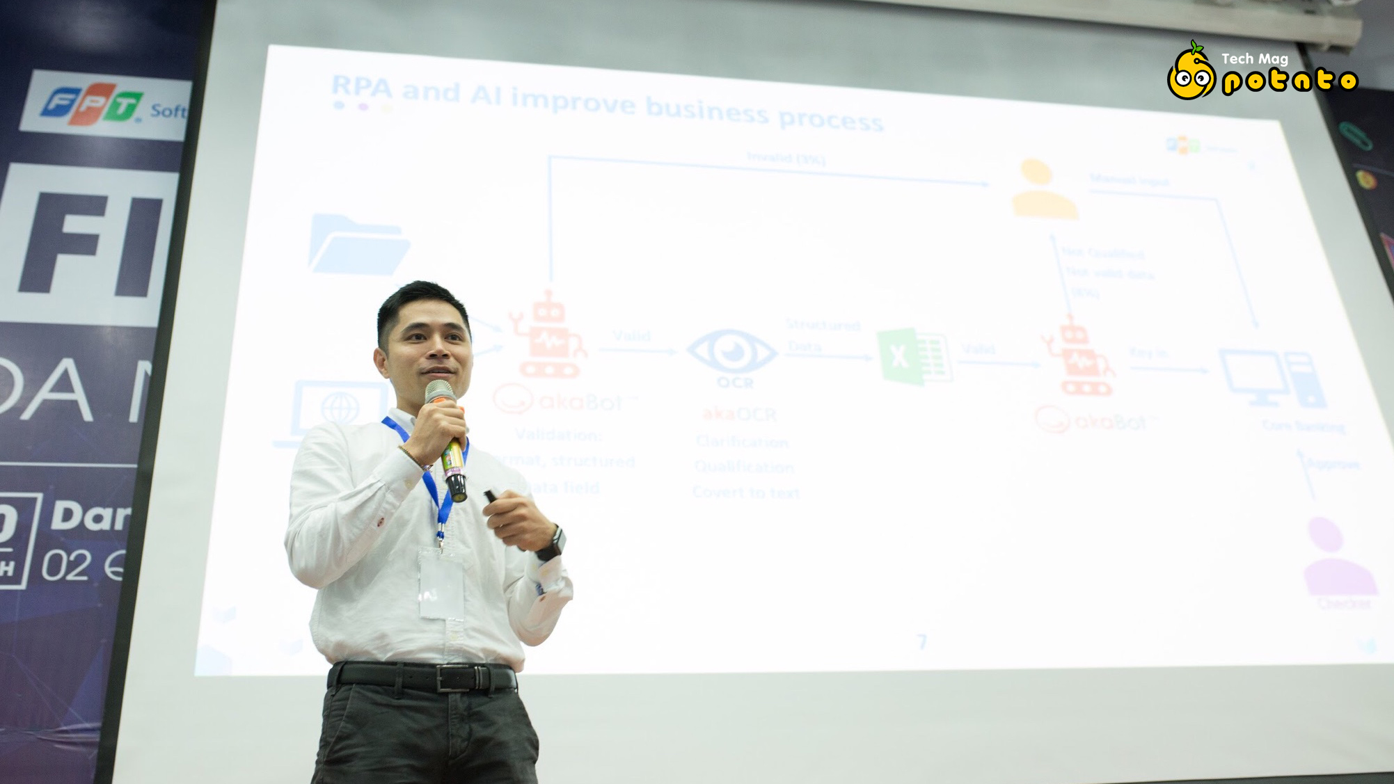 akaBot continued impressing audiences at Da Nang Fintech day 2019